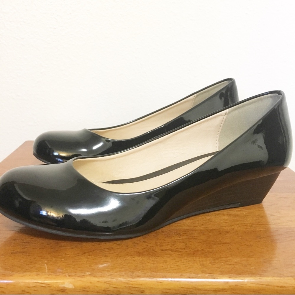 Classic Black Wedged Shoes